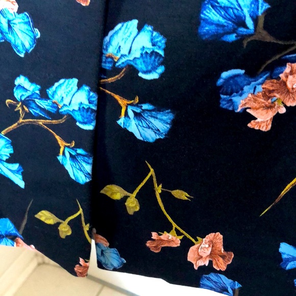 Black pencil cotton skirt with the bright flowers pattern - Picture 4 of 4